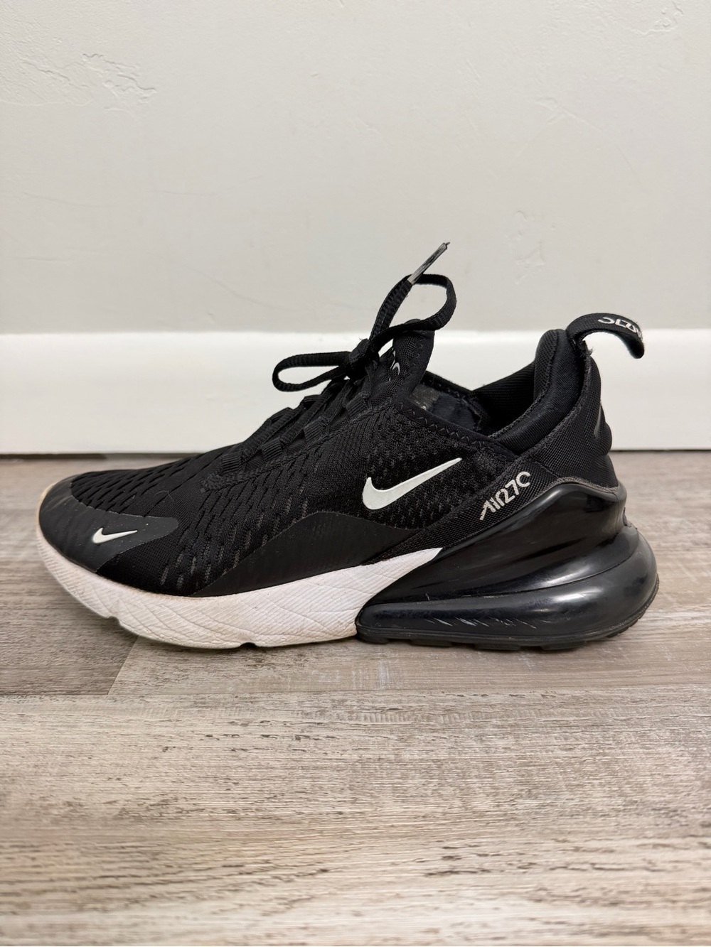 Nike Air Max 270 Women’s Shoes Black & White, size 7.5